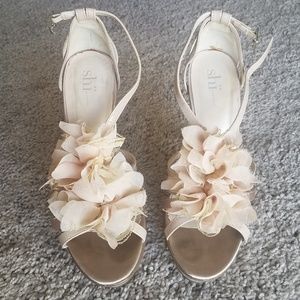 ⭐ 5 for $20⭐ Shi by Journeys nude floral heels
